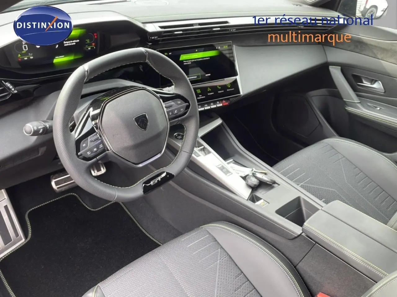 Intérieur de la Peugeot 308 1.2 Hybrid 145ch GT, vue côté conducteur, tableau de bord numérique et sellerie noire.