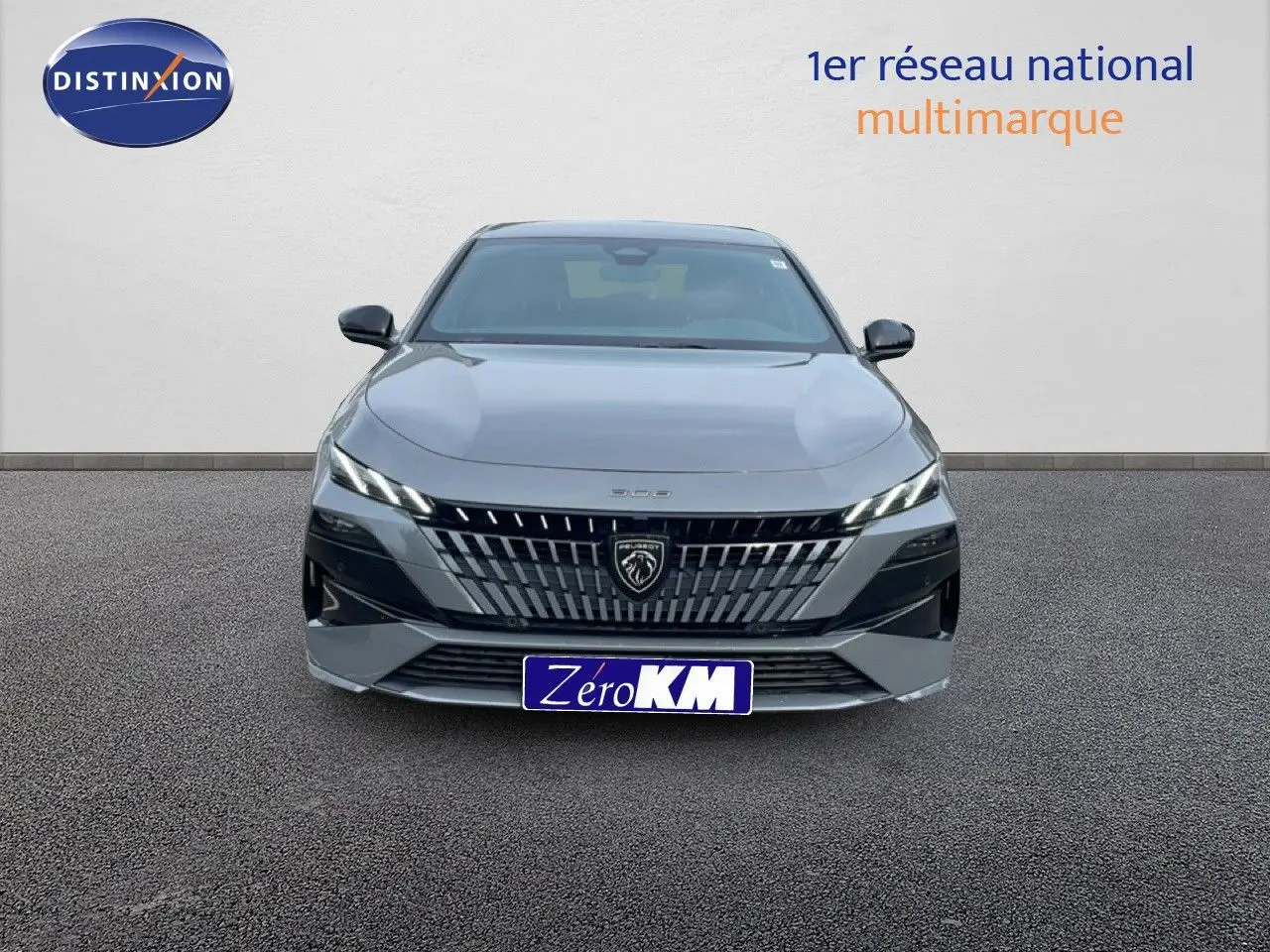 Vue frontale d'une Peugeot 308 gris selenium métal avec calandre distinctive et phares LED fins.