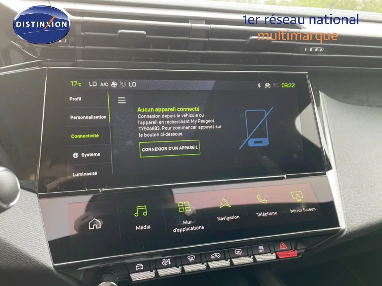 Vue rapprochée de l’écran tactile central du Peugeot 308 gris Selenium, affichant le menu connectivité et multimédia.