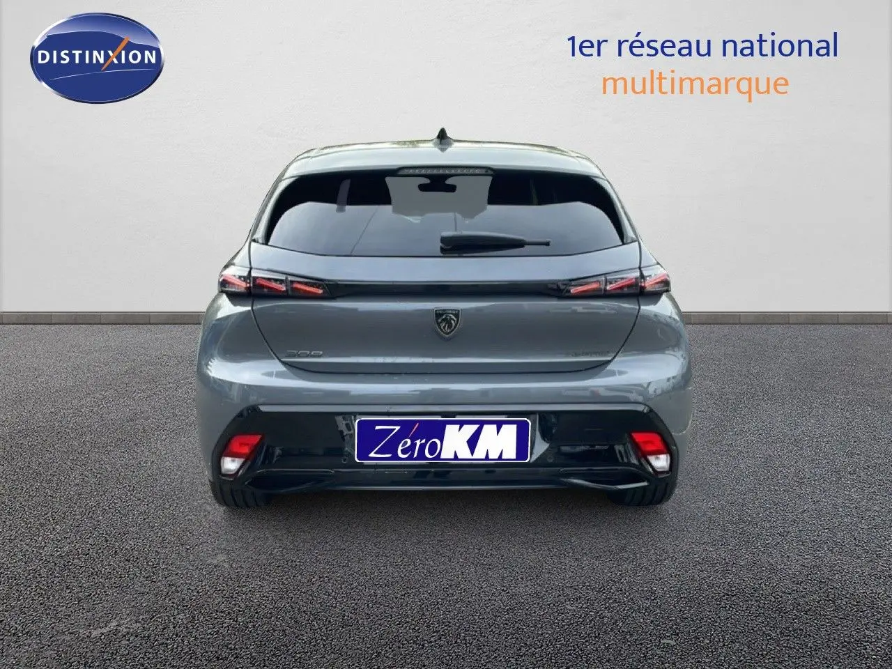 Vue arrière d'une Peugeot 308 gris selenium métal 2026 avec feux LED et logo distinctif au centre du hayon.