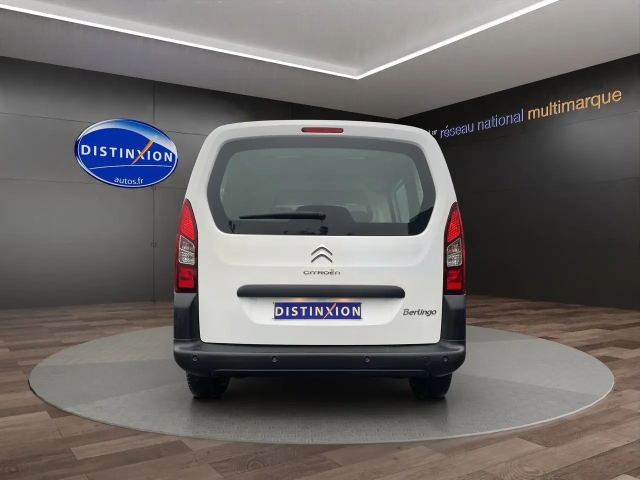 Vue arrière du Citroën Berlingo blanc 2018, version Van M BlueHDi 75 Club, avec logo et feux rouges visibles.