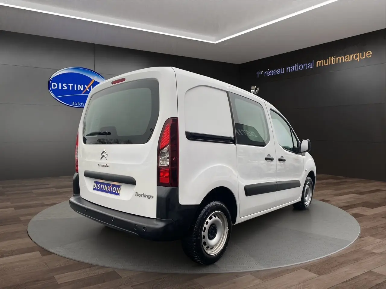 Vue 3/4 arrière droite d’un Citroën Berlingo blanc utilitaire avec panneaux latéraux pleins et jantes acier.