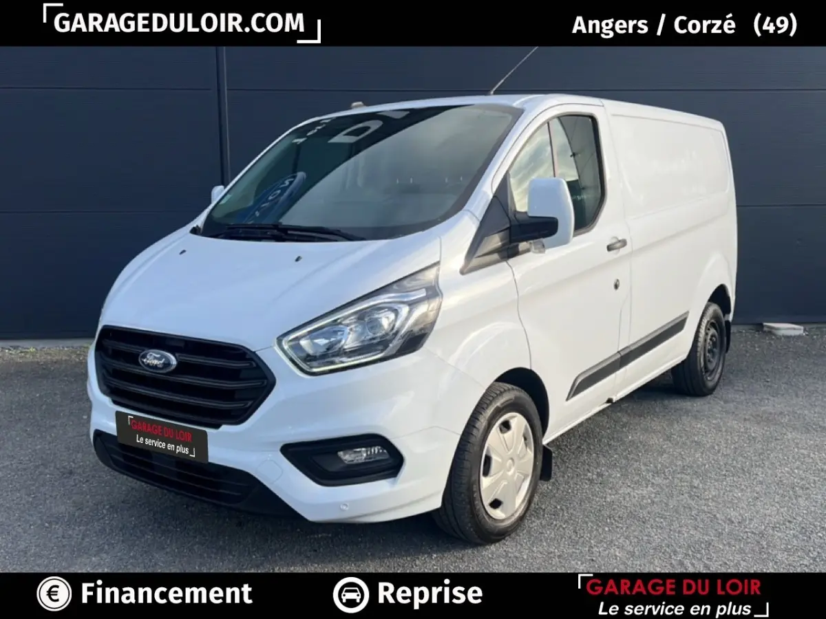 Ford Transit Custom Fourgon blanc vu en 3/4 avant droit avec calandre noire et feux LED ellipsoïdaux.