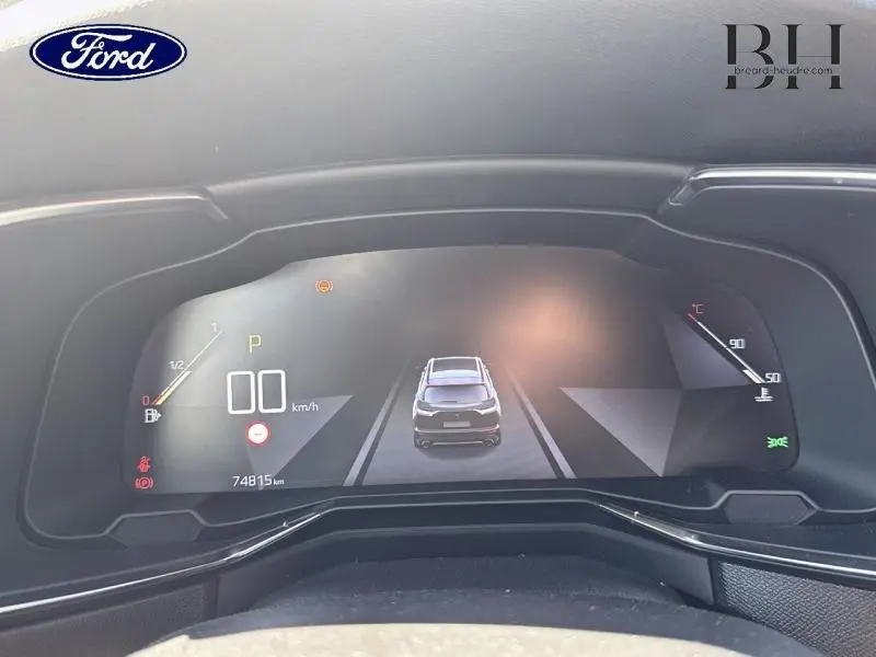 Tableau de bord numérique affichant une vue arrière stylisée du DS7 Crossback gris Artense, avec indicateurs de vitesse et carburant.