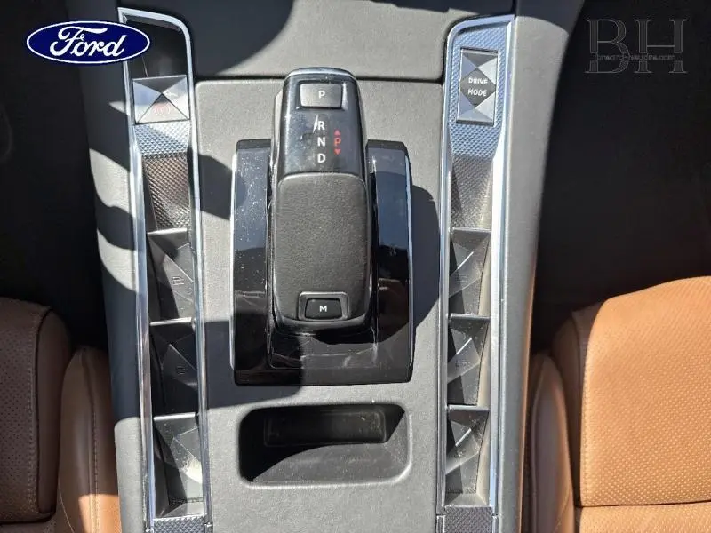 Vue rapprochée de la console centrale du DS7 Crossback 2020, avec levier de vitesse et sellerie cuir brun Alezan.