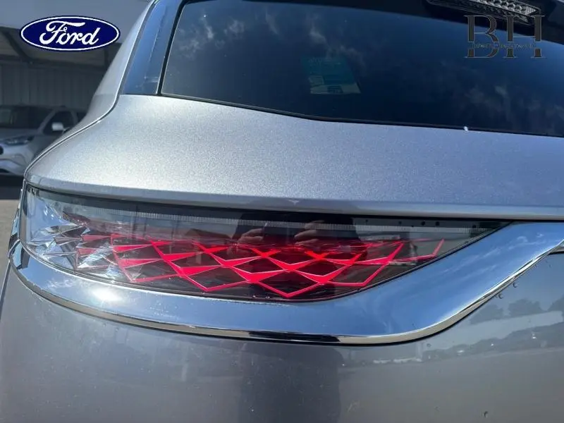 Gros plan sur le feu arrière droit rouge du DS7 Crossback gris Artense, soulignant son design géométrique distinctif.