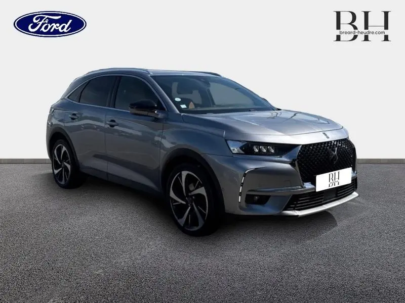 Vue 3/4 avant droit d'un DS7 Crossback gris Artense avec calandre noire et jantes 20 pouces Tokyo.