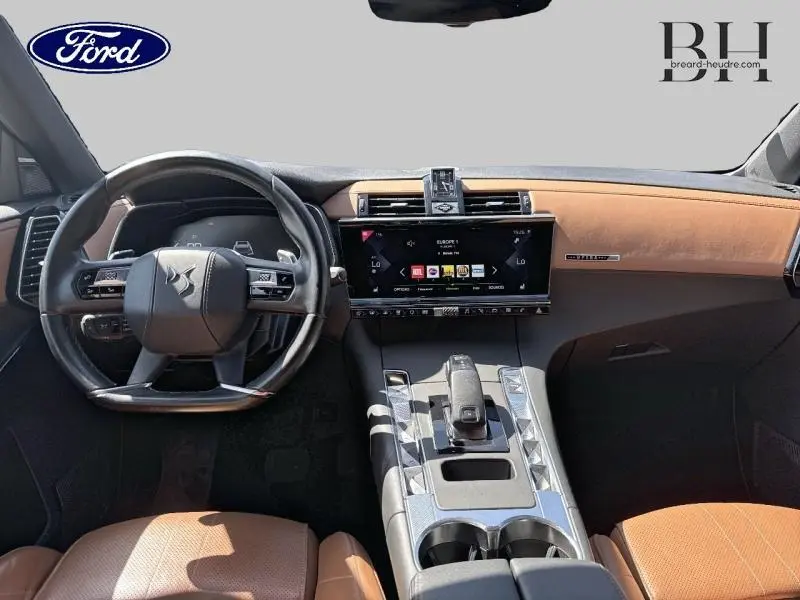 Intérieur du DS7 Crossback 2020 en cuir brun Alezan, vue du tableau de bord avec écran tactile central et volant DS.