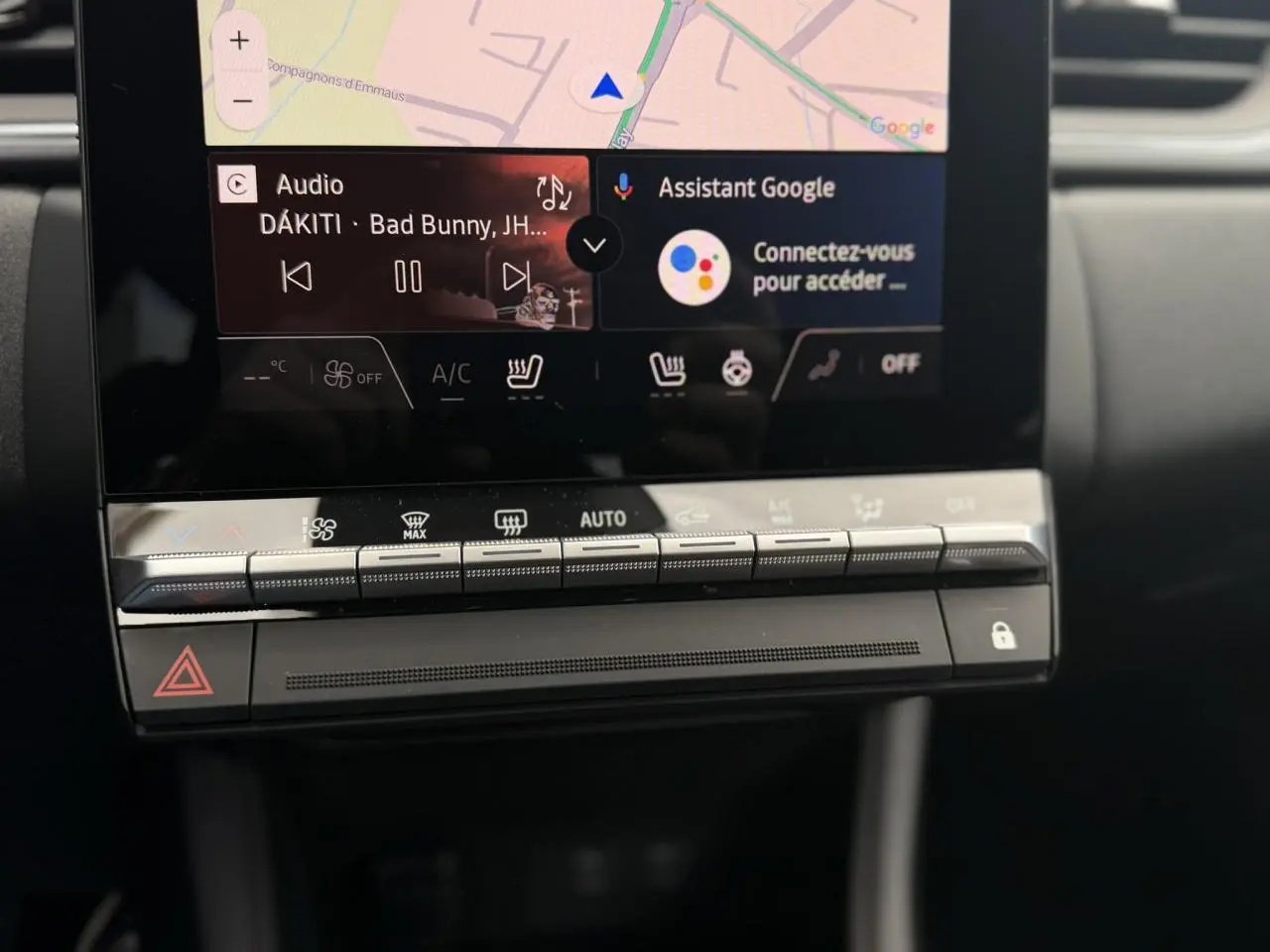 Vue rapprochée de la console centrale du Renault Captur 2026 avec écran tactile et commandes climatisation.