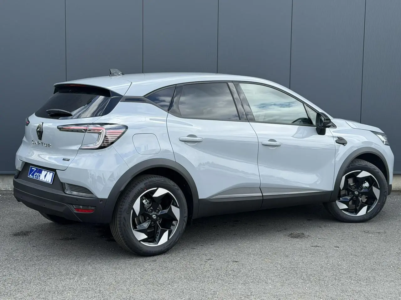 Renault Captur 2026 gris Rafale en vue profil droit, avec jantes aluminium 18" Black Hole et vitres surteintées.