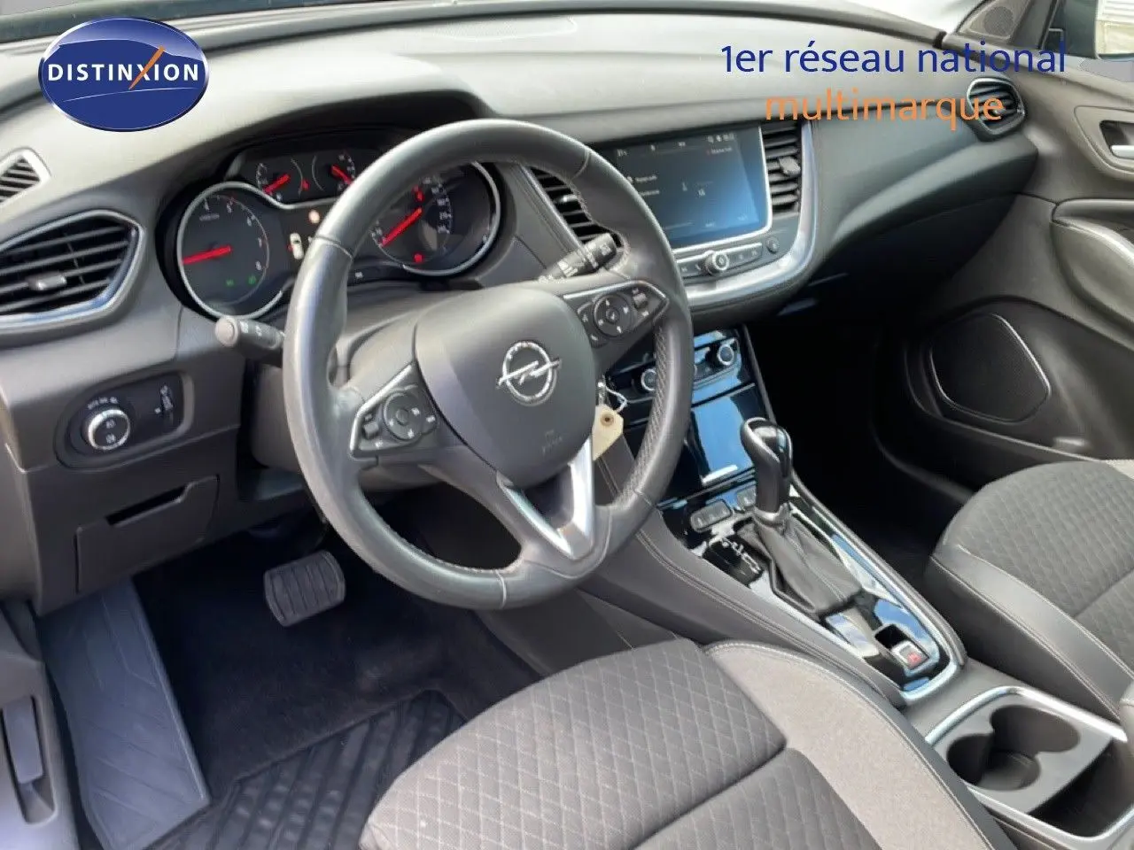 Vue intérieure côté conducteur de l’Opel Grandland X 2021, volant cuir noir et console centrale avec boîte automatique.