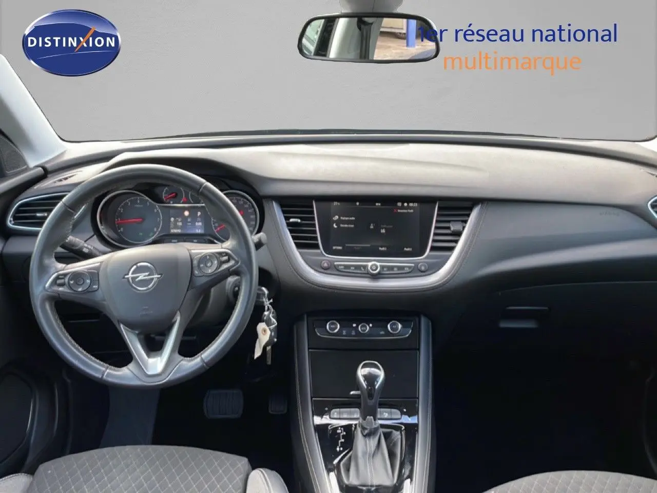 Vue intérieure frontale de l’Opel Grandland X noir diamant, mettant en valeur le tableau de bord et le volant multifonction.