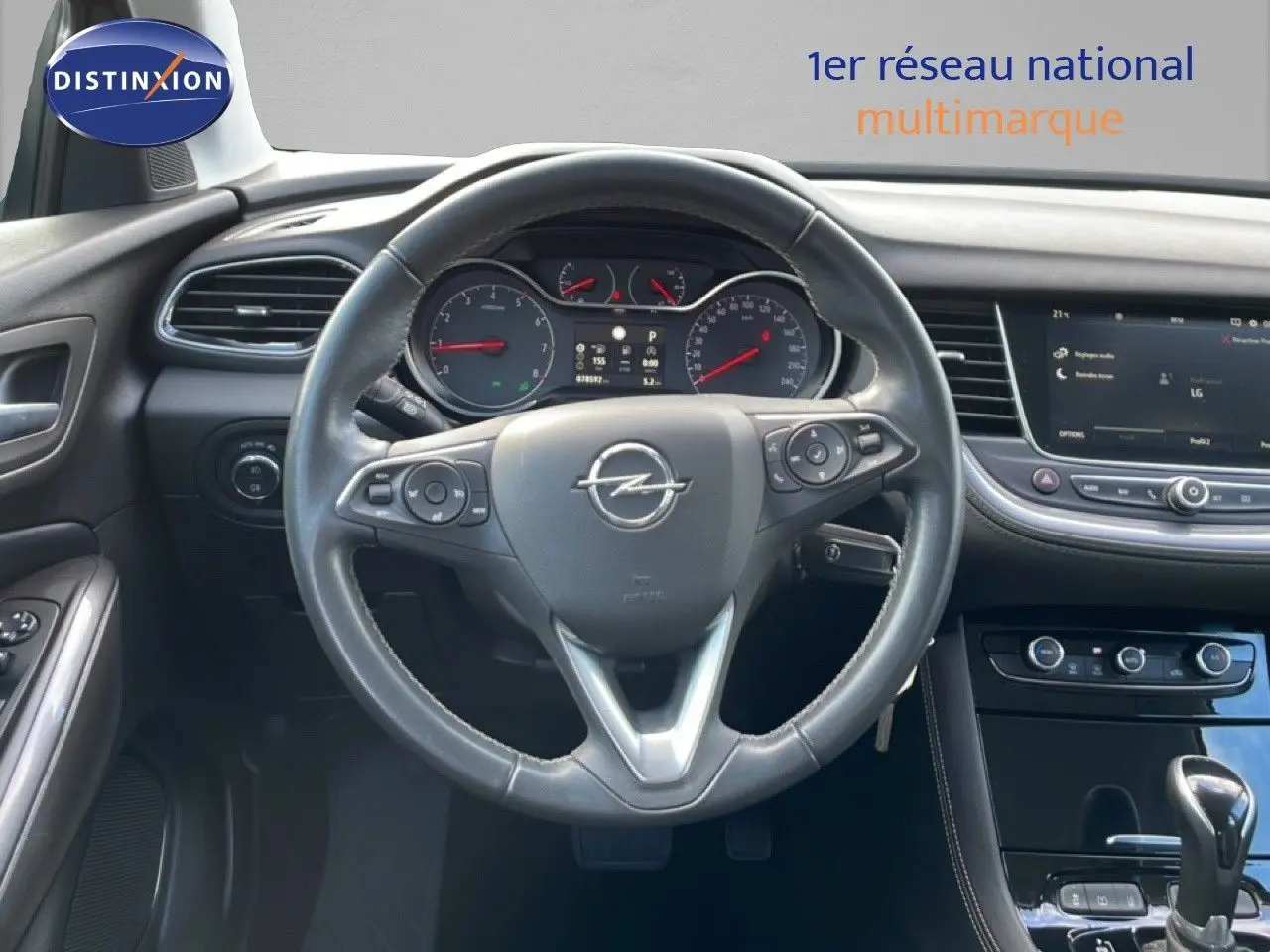 Vue intérieure centrée sur le volant cuir noir et le tableau de bord numérique de l'Opel Grandland X 2021.