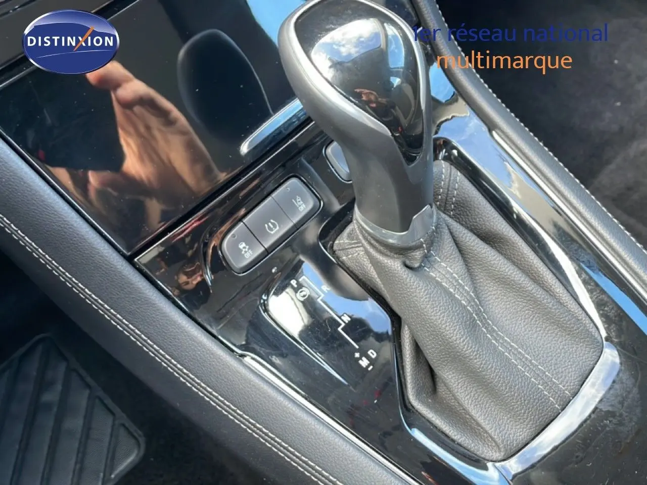 Gros plan sur le levier de vitesse automatique en cuir noir du Opel Grandland X noir diamant métal, version 2021.