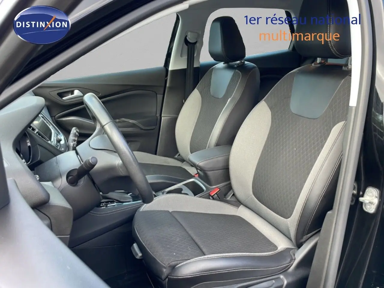 Vue intérieure côté conducteur de l’Opel Grandland X 2021 avec sièges tissu noir et gris et volant cuir noir.
