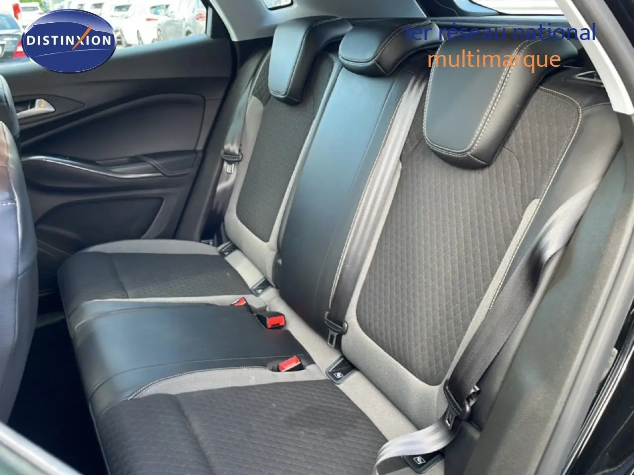 Vue intérieure côté droit des sièges arrière en tissu noir et cuir gris du Opel Grandland X 2021 finition Elegance Business.