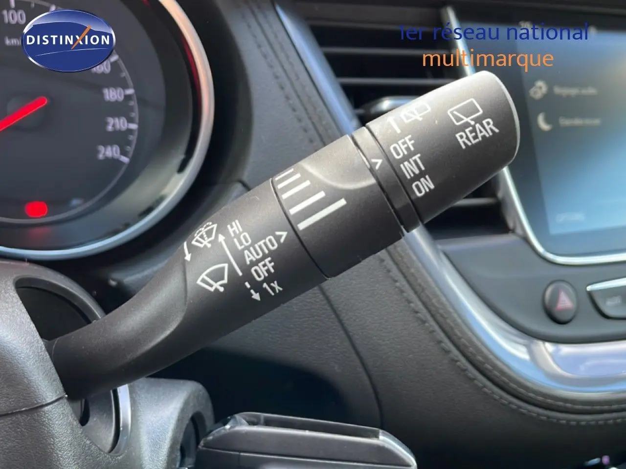 Gros plan sur la commande d’essuie-glace à gauche du volant dans l’habitacle noir d’un Opel Grandland X 2021.