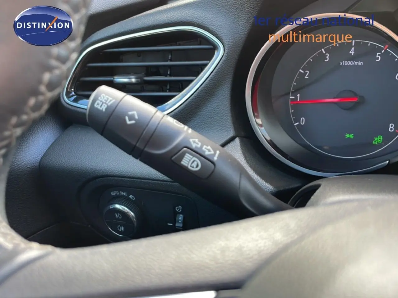 Gros plan sur la commande de clignotant et l’aération côté gauche du tableau de bord noir de l’Opel Grandland X 2021.