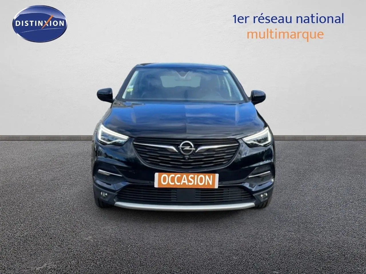 Vue frontale d'un Opel Grandland X noir diamant métal, avec calandre et phares LED distinctifs, sur fond neutre.