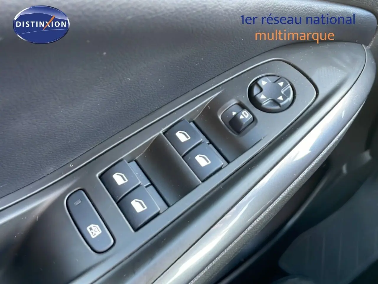Gros plan sur la commande des vitres électriques côté conducteur d’un Opel Grandland X noir diamant métal, intérieur noir.