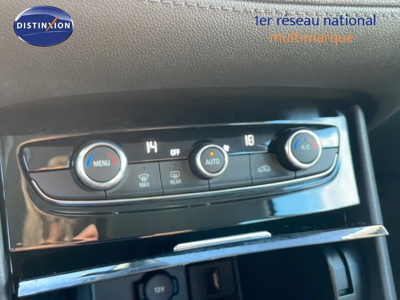 Détail de la console centrale avec commandes de climatisation digitale sur Opel Grandland X noir diamant métal.