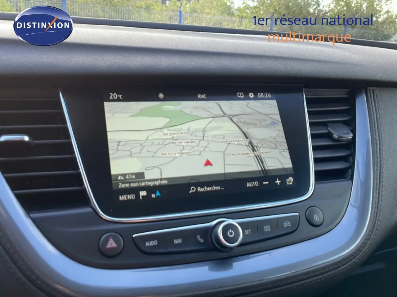 Écran tactile central avec navigation GPS dans l’habitacle noir d’un Opel Grandland X 2021.