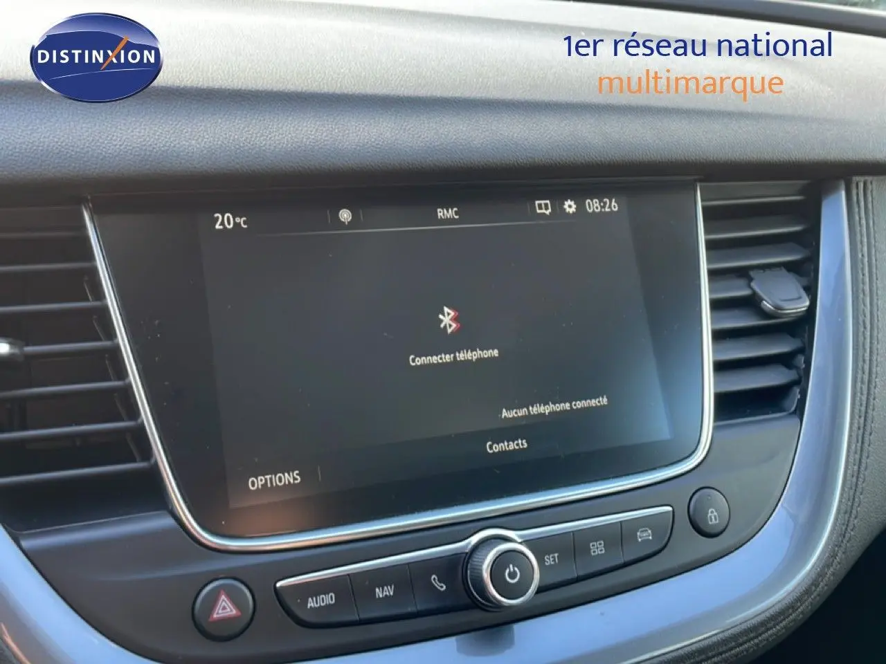 Vue rapprochée de l’écran tactile central du tableau de bord d’un Opel Grandland X noir diamant métal, affichant la connexion Bluetooth.