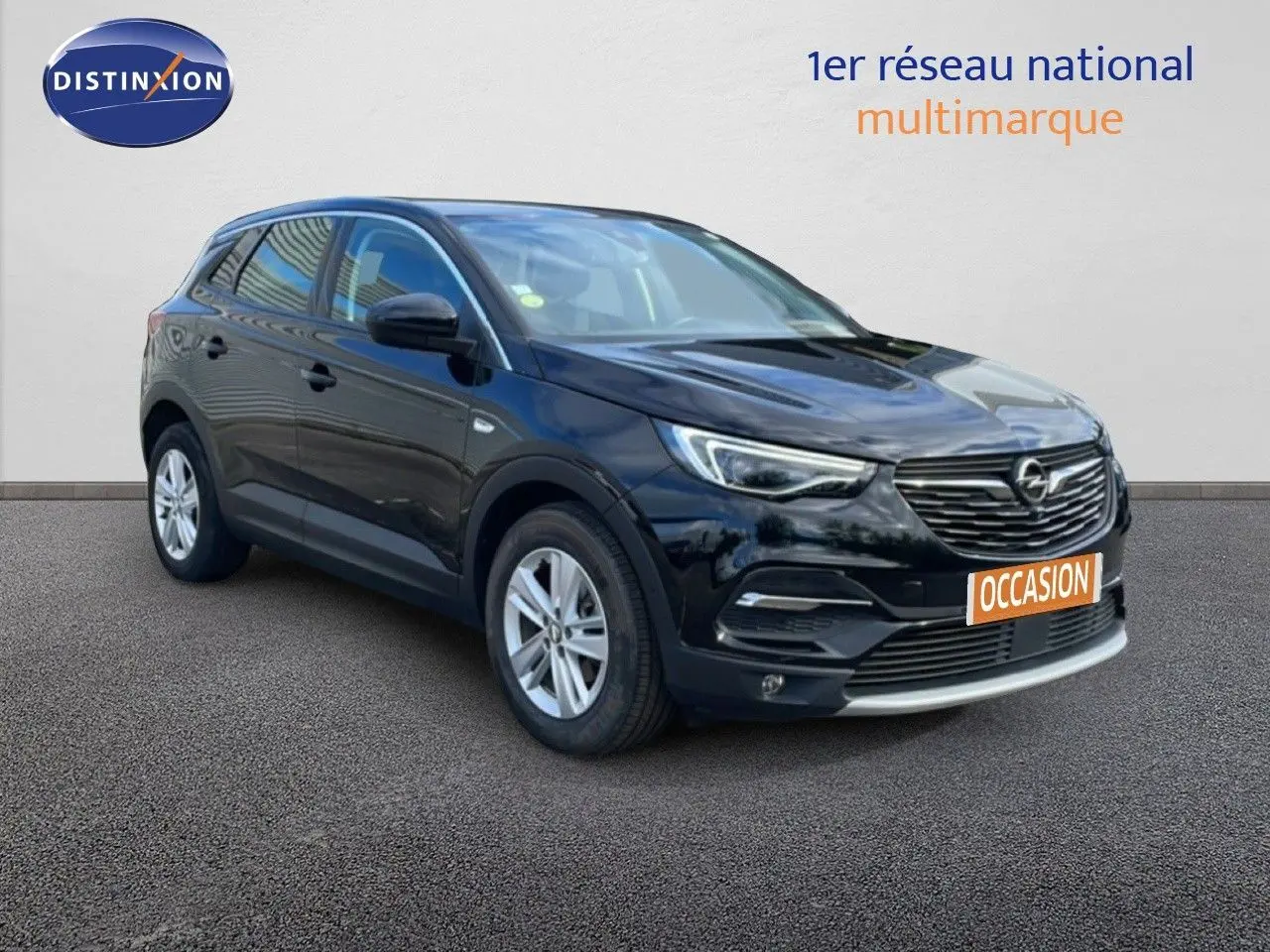 Opel Grandland X noir diamant métal en 3/4 avant droit, avec calandre noire et jantes argentées, sur fond neutre.
