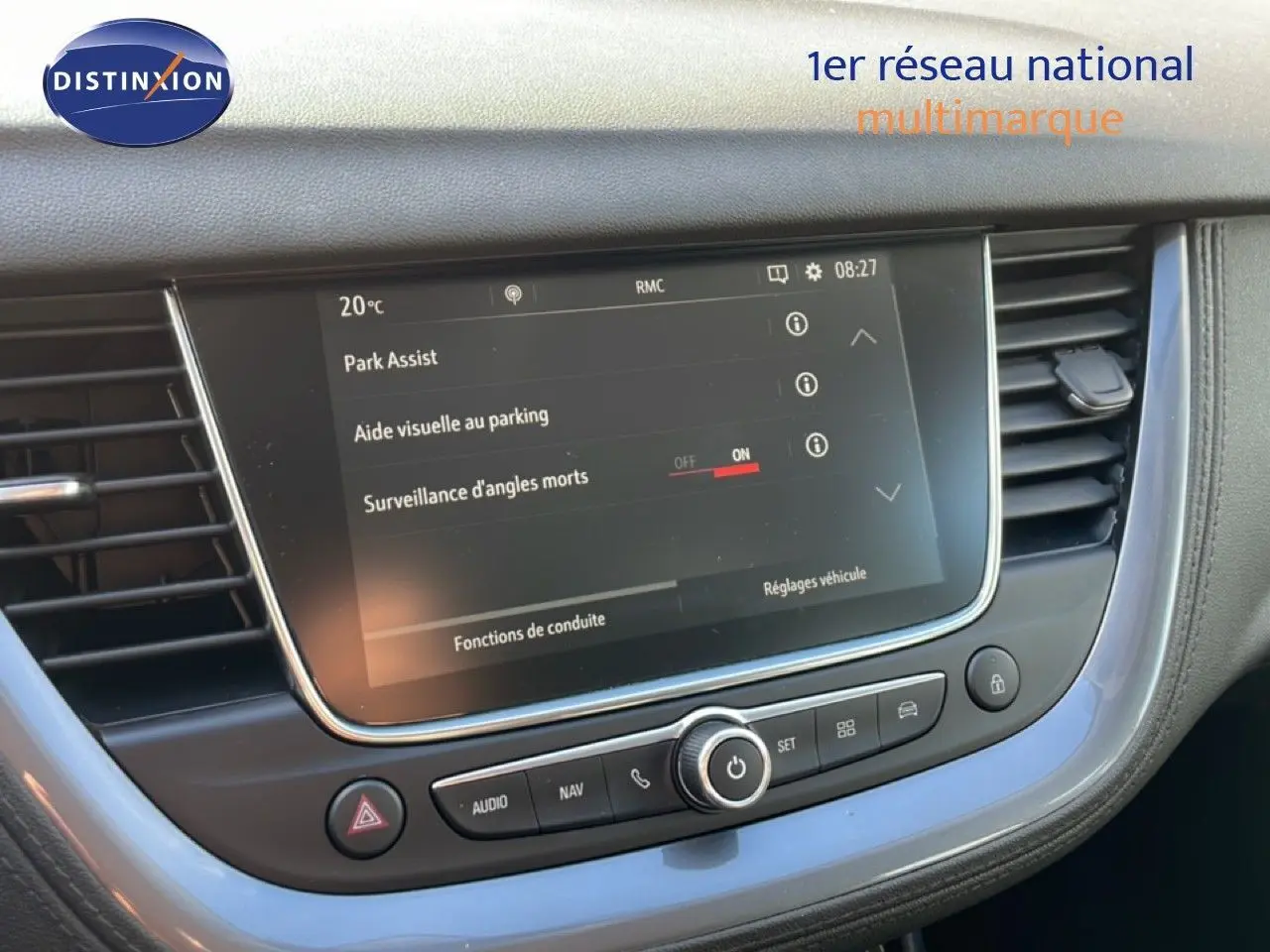 Vue rapprochée de l’écran tactile central du tableau de bord de l’Opel Grandland X noir, affichant les aides à la conduite.