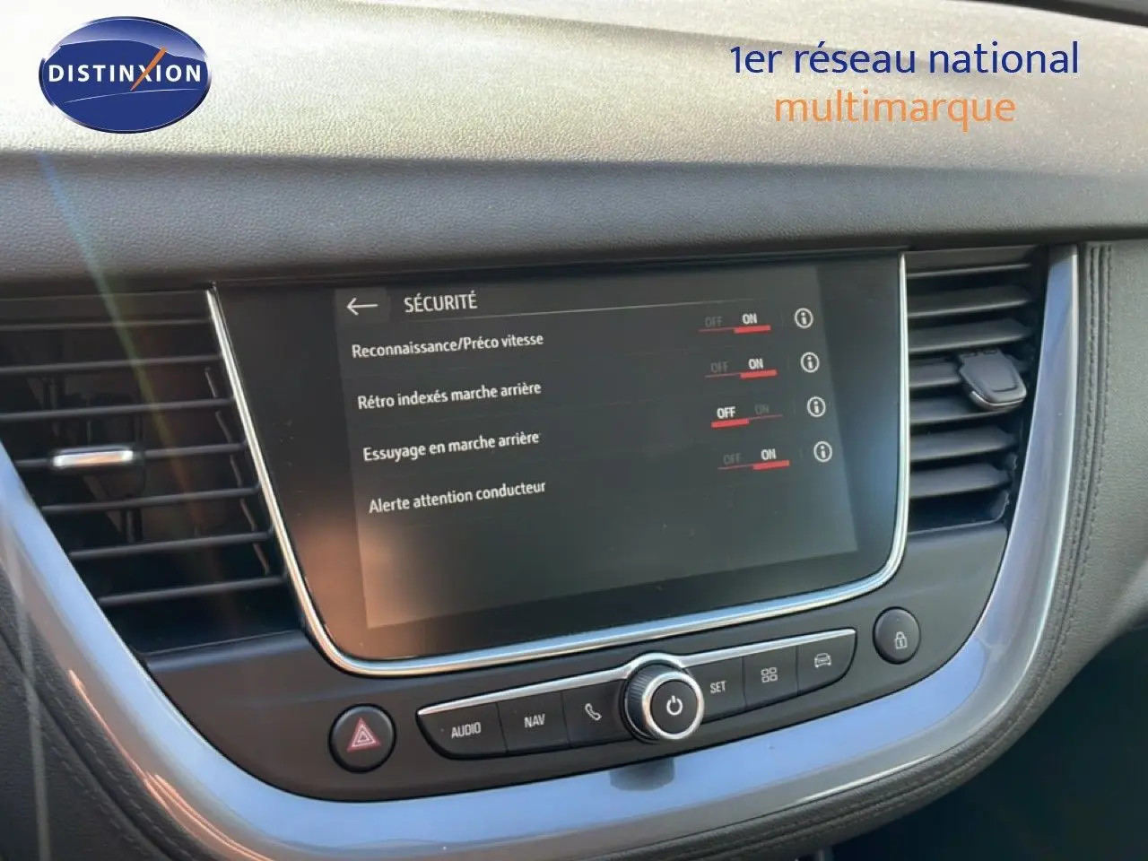 Vue rapprochée de l’écran tactile central du tableau de bord de l’Opel Grandland X noir diamant métal, affichant les réglages de sécurité.