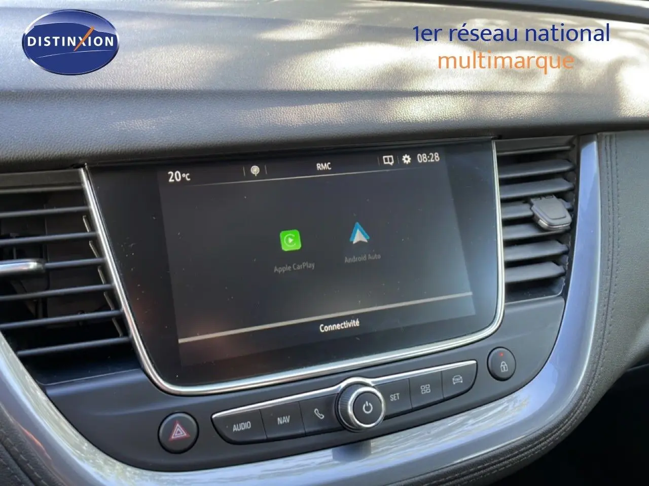 Vue rapprochée de l’écran tactile central du tableau de bord de l’Opel Grandland X noir diamant métal, affichant Apple CarPlay et Android Auto.