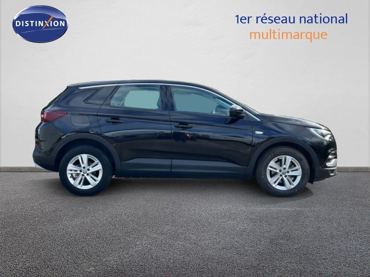 Opel Grandland X noir diamant métal vu de profil côté gauche sur fond neutre, jantes alliage 17 pouces visibles.