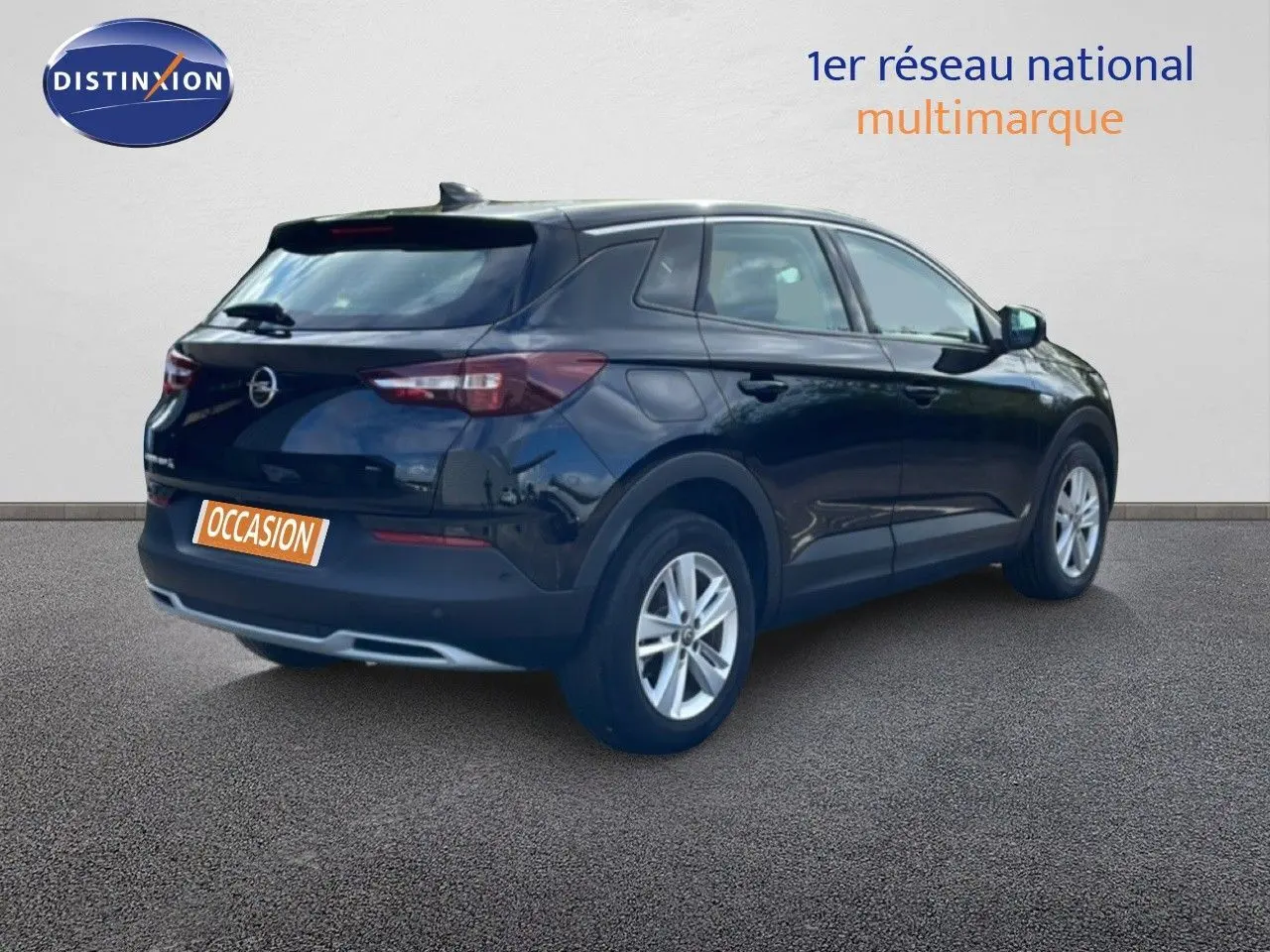 Opel Grandland X noir diamant métal vu en 3/4 arrière droit, avec jantes alliage et feux arrière LED.