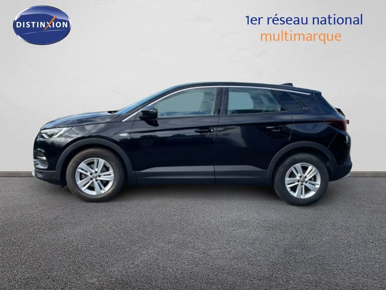 Profil latéral droit d'un Opel Grandland X noir diamant métal de 2021, finition Elegance Business, sur fond neutre.