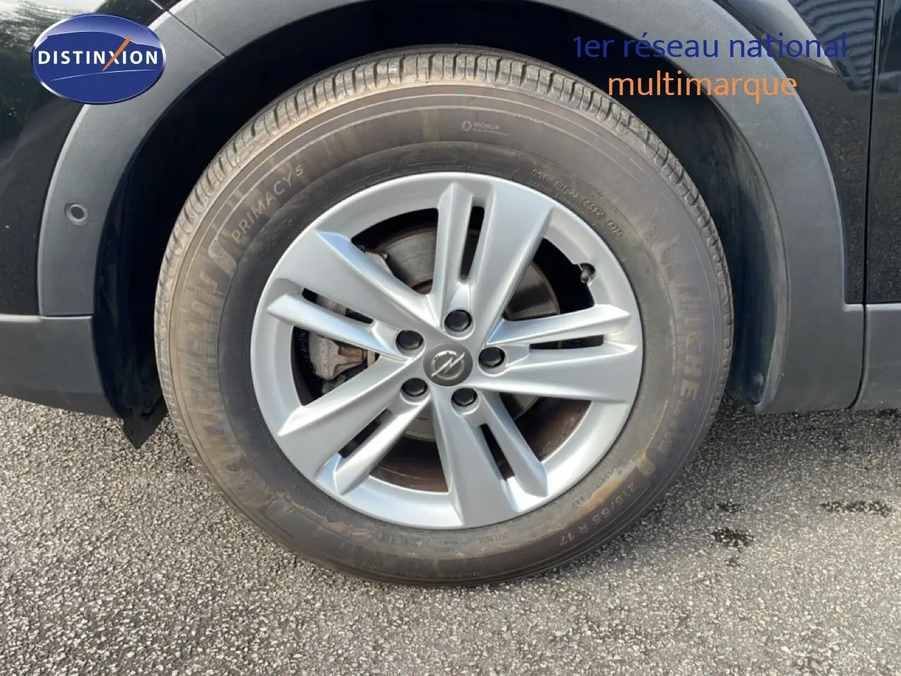 Gros plan sur la roue avant gauche de l'Opel Grandland X noir diamant métal avec jante alliage 17 pouces.