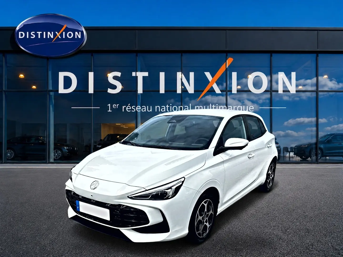Vue 3/4 avant droite d'une MG3 1.5 hybrid 195 luxury blanche avec jantes alu et calandre noire brillante.