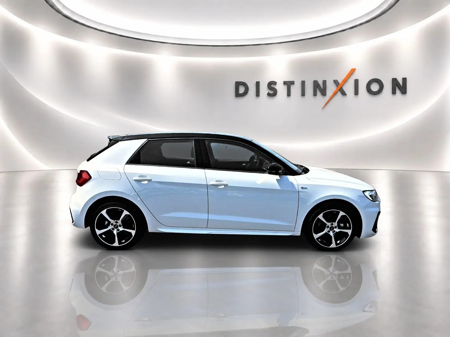 Audi A1 Sportback blanc et noir vue de profil côté gauche avec jantes alliage et toit noir brillant.