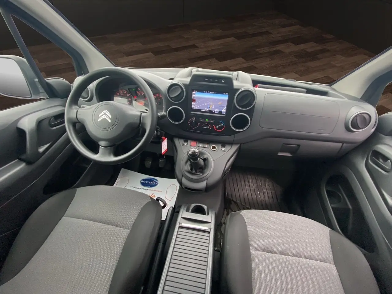 Vue intérieure du poste de conduite du Citroën Berlingo 2018, avec tableau de bord noir et écran central tactile.