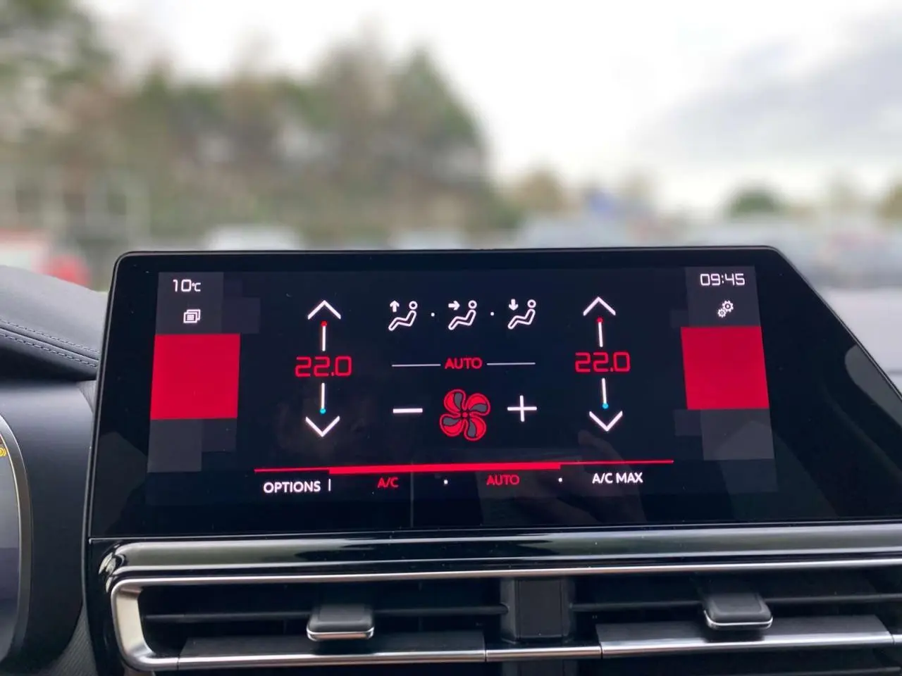Écran tactile central du tableau de bord du Citroën C5 Aircross 2025 affichant la climatisation bi-zone à 22°C.
