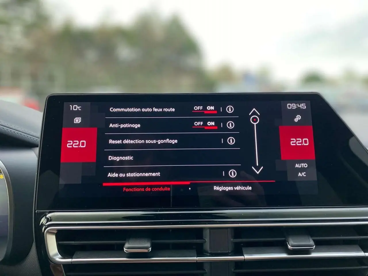 Écran tactile 10 pouces du tableau de bord du Citroën C5 Aircross 2025 affichant les réglages de conduite et climatisation.