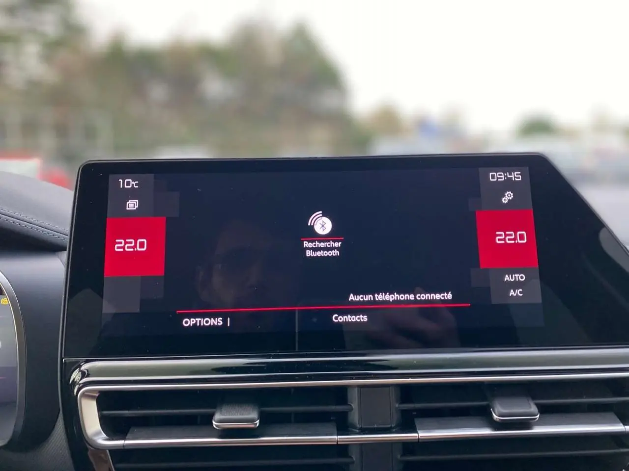 Écran tactile central du tableau de bord du Citroën C5 Aircross 2025 affichant la recherche Bluetooth et la climatisation à 22°C.