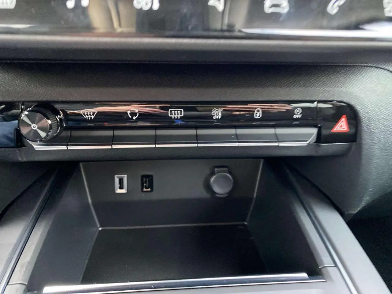 Détail de la console centrale du Citroën C5 Aircross 2025, avec commandes climatisation et ports USB visibles.