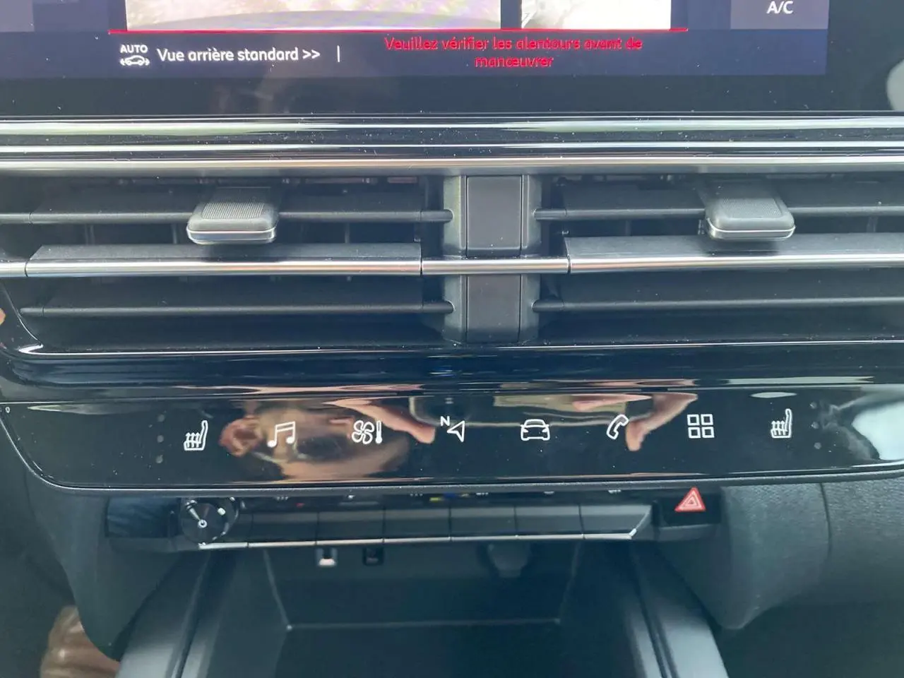 Vue rapprochée de la console centrale du Citroën C5 Aircross gris platinium, avec commandes tactiles et aérateurs horizontaux.