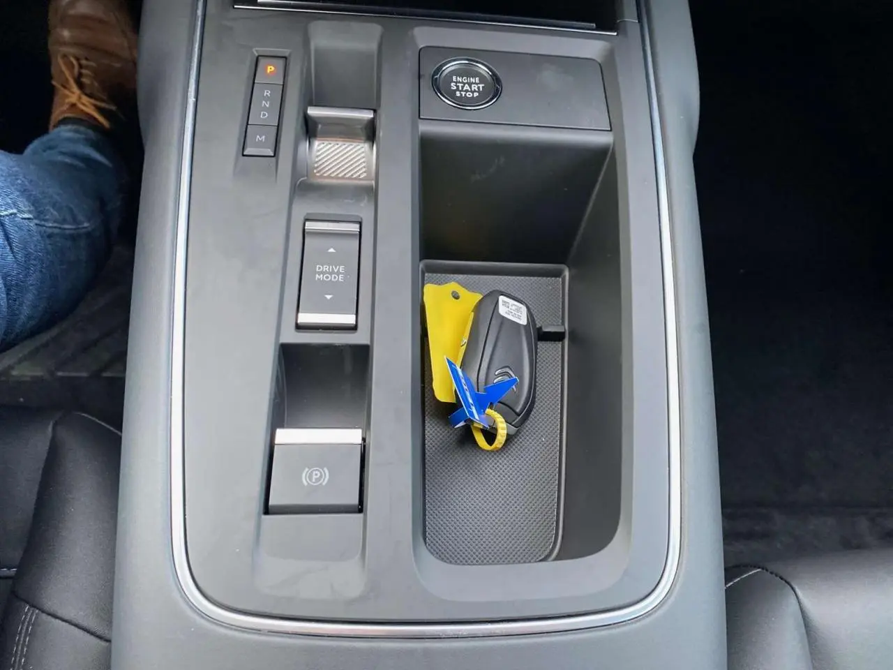 Vue rapprochée de la console centrale du Citroën C5 Aircross 2025 avec clé, bouton start/stop et commandes de boîte auto.