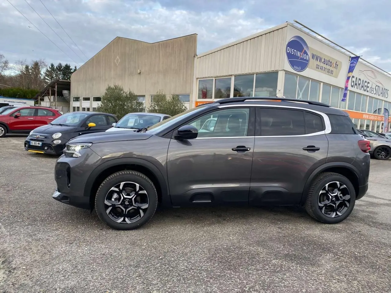 Vue de profil côté gauche d’un Citroën C5 Aircross 2025 gris platinium avec jantes alliage noires et toit noir.