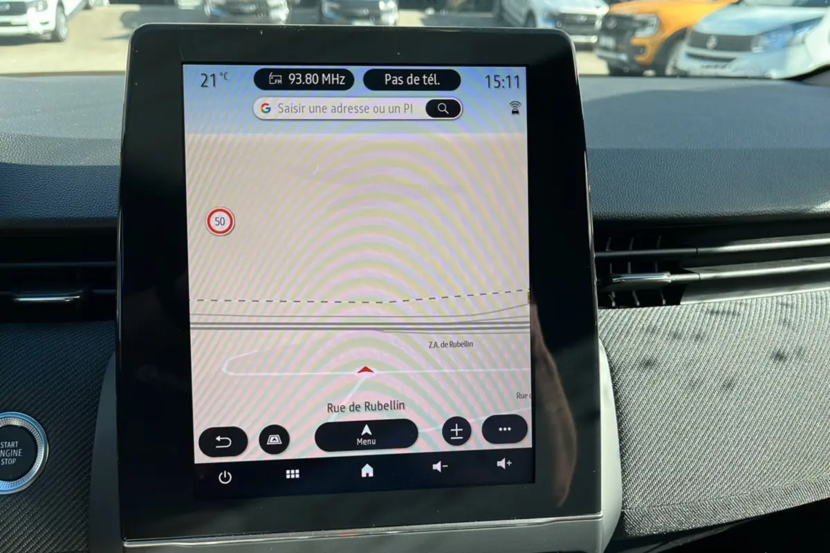 Vue rapprochée de l'écran tactile central de la Renault Clio V E-Tech 145 Esprit Alpine avec navigation affichée.