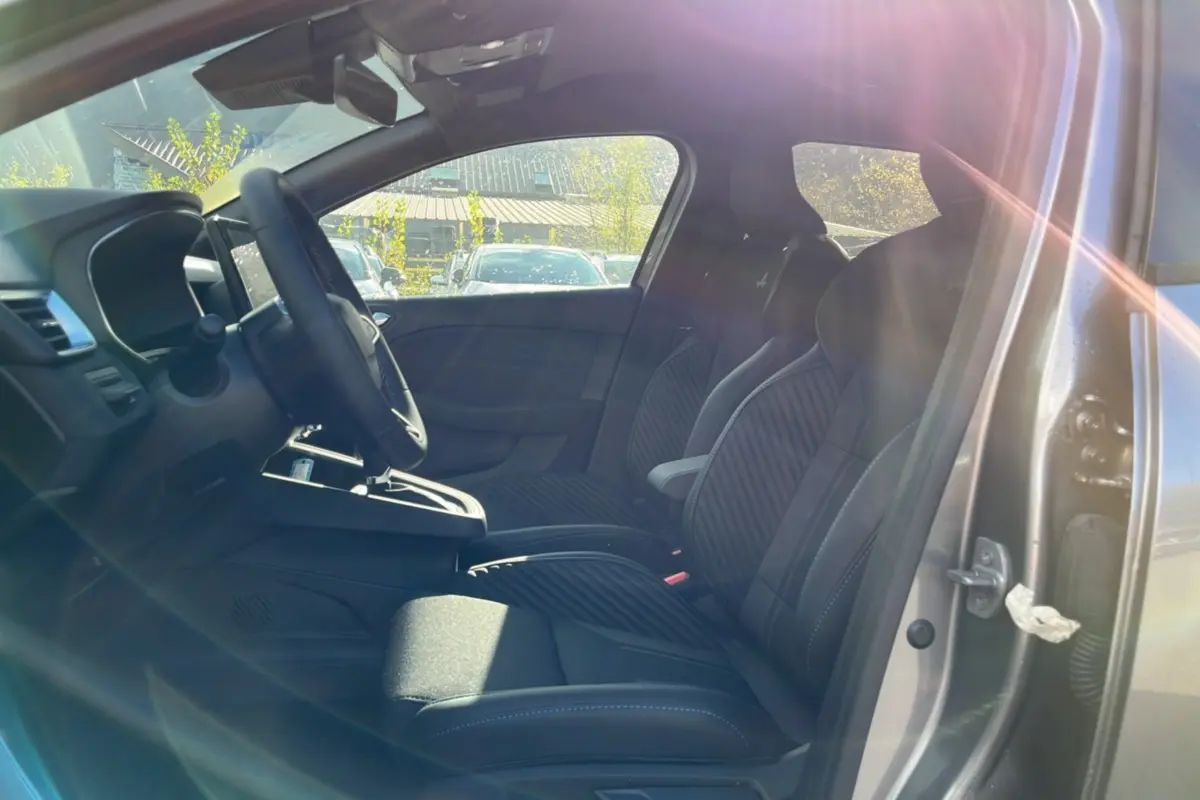 Vue intérieure côté gauche de la Renault Clio V E-Tech 145 Esprit Alpine gris schiste, sièges sport avec logo Alpine brodé.