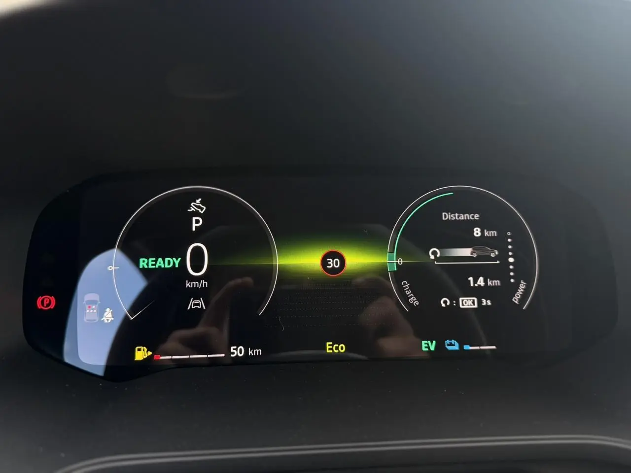Tableau de bord numérique du Renault Captur 2026 affichant vitesse, autonomie hybride et mode Eco en vue frontale.