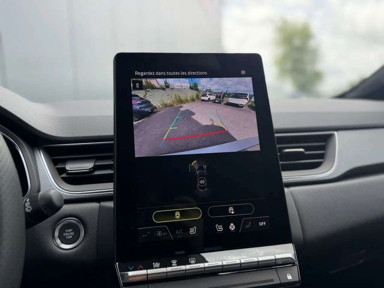 Vue intérieure centrée sur l’écran tactile affichant la caméra de recul du Renault Captur gris Rafale.