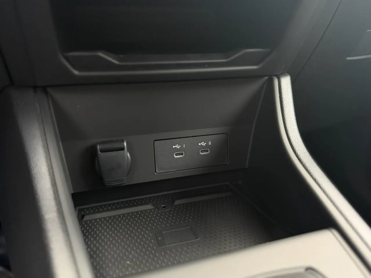 Gros plan sur la console centrale du Renault Captur gris Rafale, montrant deux ports USB-C et une prise 12V.